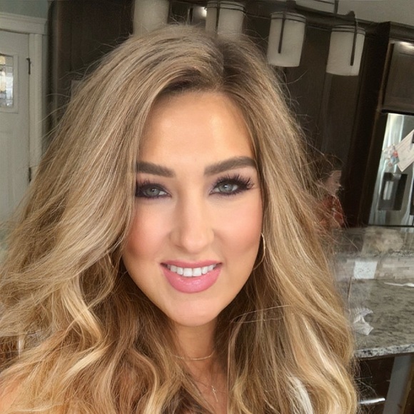 Hi I’m Ashley!! 💜🤍💛 - Picture 1 of 10